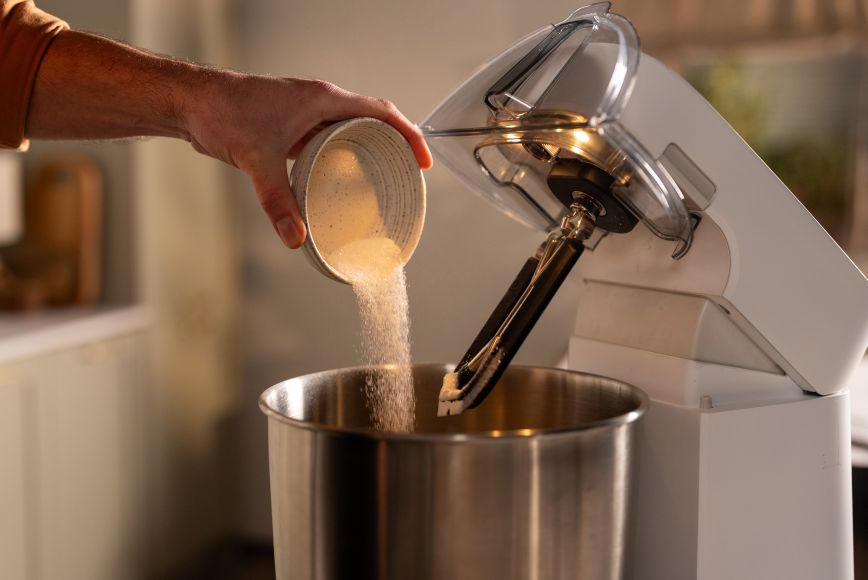 lifestyle_flexible_beater_halo_pro_adding_ingredients_1.jpg