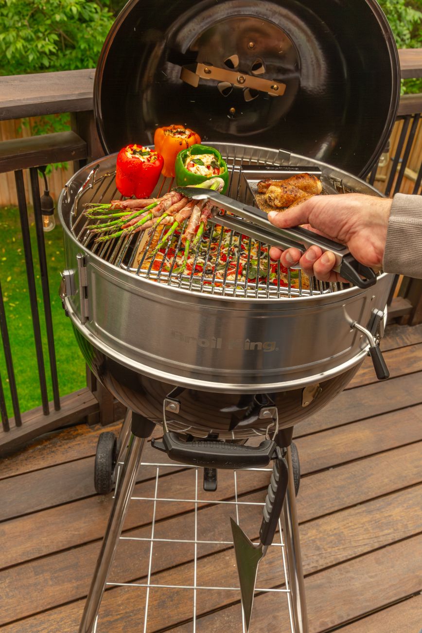 crown_kettle_premium_22in_57cm_food_on_grill7.jpg