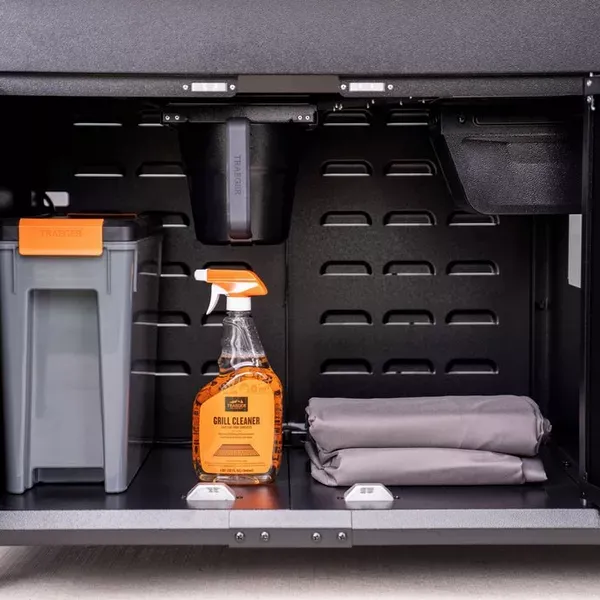 Traeger Woodridge Elite förvaringsskåp som innehåller Traegers yttre rengöringsspray.